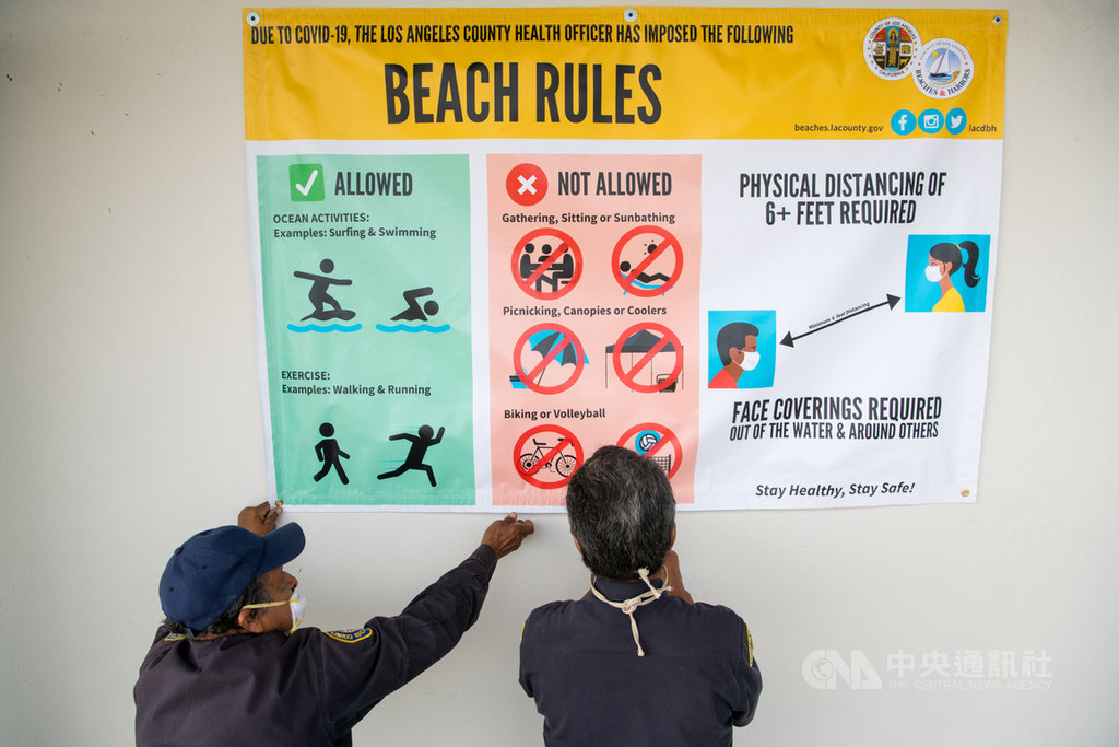 洛杉磯郡13日開放境內海灘,工作人員張貼告示,詳列允許游泳、衝浪,但禁止聚集而坐、曬日光浴等活動,同時要求保持距離與戴口罩。(洛杉磯郡政府提供)中央社記者林宏翰洛杉磯傳真 109年5月15日