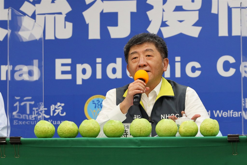 中央流行疫情指揮中心指揮官陳時中宣布,台灣15日沒新增武漢肺炎確診病例,已連8天零確診,記者會桌上也擺了8顆芭樂慶祝。(中央流行疫情指揮中心提供)中央社 109年5月15日