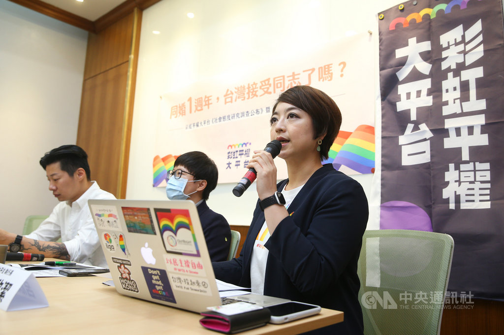 婚姻平權大平台在2019年完成推動同性婚姻專法後展開立案工作,今年轉型5月成立「彩虹平權大平台」;彩虹平權大平台執行長呂欣潔(右)15日偕無黨籍立委林昶佐(左)及台大社工系助理教授Ciwang Teyra(中)等人舉行記者會,公布社會態度研究調查。中央社記者謝佳璋攝 109年5月15日