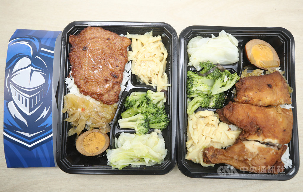 中華職棒賽事自15日起有條件開放觀眾場內飲食。富邦悍將在新莊主場推出限定餐盒,與知名連鎖餐飲品牌業者合作,讓球迷觀戰也能吃飽吃好。中央社記者張新偉攝 109年5月15日