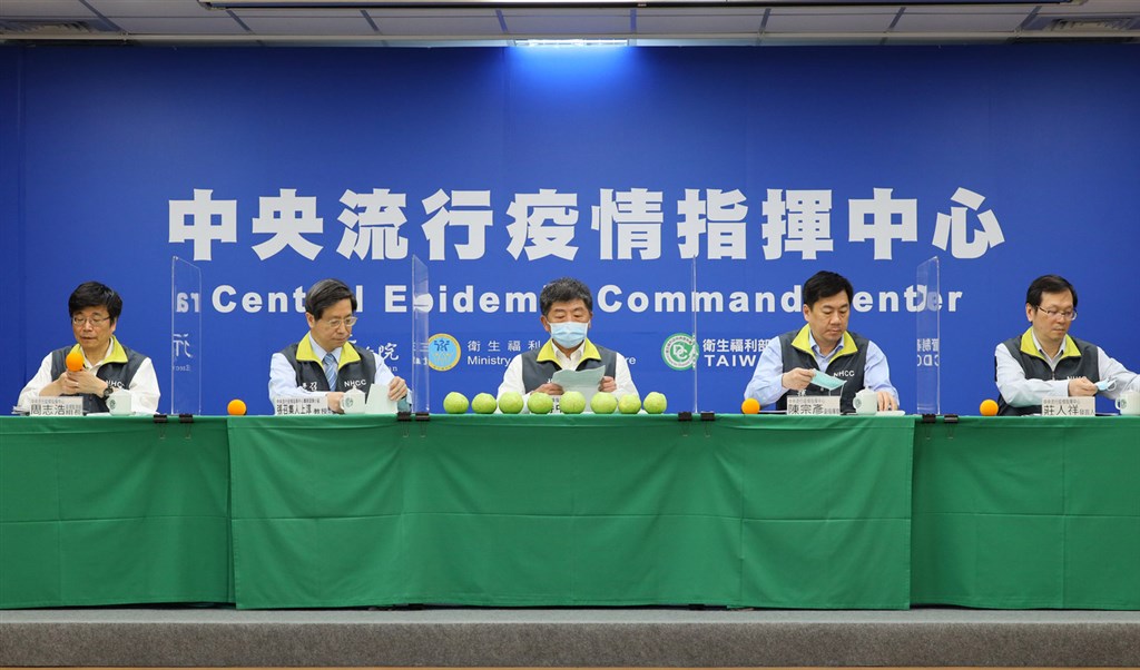國內武漢肺炎疫情趨緩,中央流行疫情指揮中心指揮官陳時中(中)15日表示,近期擬改為定額徵用醫用口罩,同時鬆綁口罩禁令,剩餘口罩可國內販售或外銷,最快7月前開放。(中央流行疫情指揮中心提供)中央社 109年5月15日