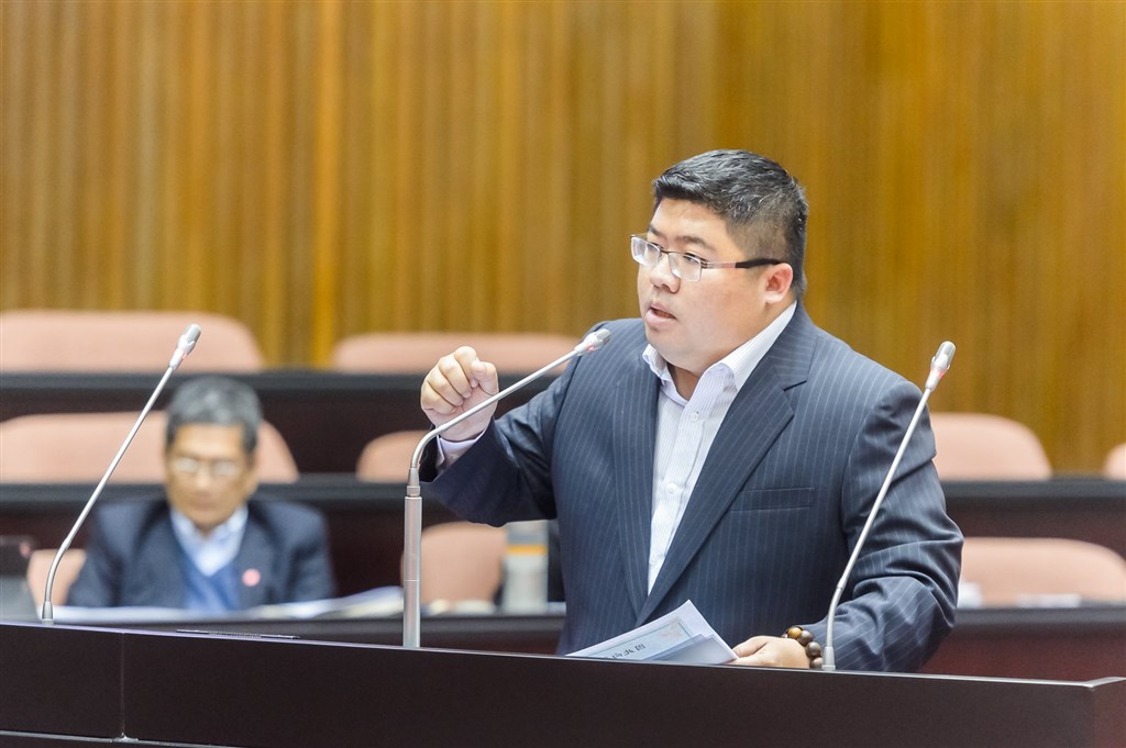 立法院會15日處理報告事項議程,民進黨立委蔡易餘(前)領銜擬具的「中華民國憲法增修條文前言修正草案」請審議案,因提案的蔡易餘來函撤回,院會無異議做成決定「同意撤回」。(圖取自facebook.com/chiayionefish)