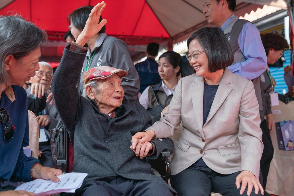 總統蔡英文(前右)16日晚間在臉書發文說,「台灣文學之母」鍾肇政(前左2)過世不僅是台灣文壇的損失,她更失去一位視她如己出的長輩。(圖取自facebook.com/tsaiingwen)
