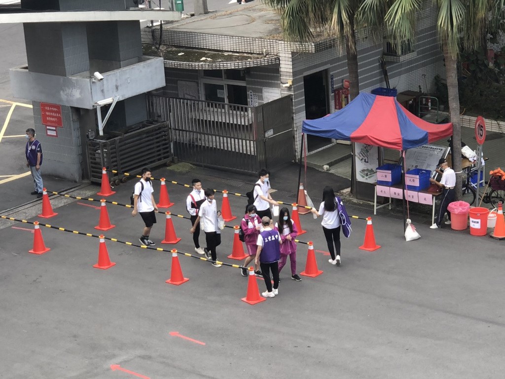 109年國中教育會考16日舉行,受疫情影響,現場安排進場動線,一一為考生量測體溫,考生若發燒將被安排到備用試場。(教育部提供)中央社記者陳至中台北傳真 109年5月16日