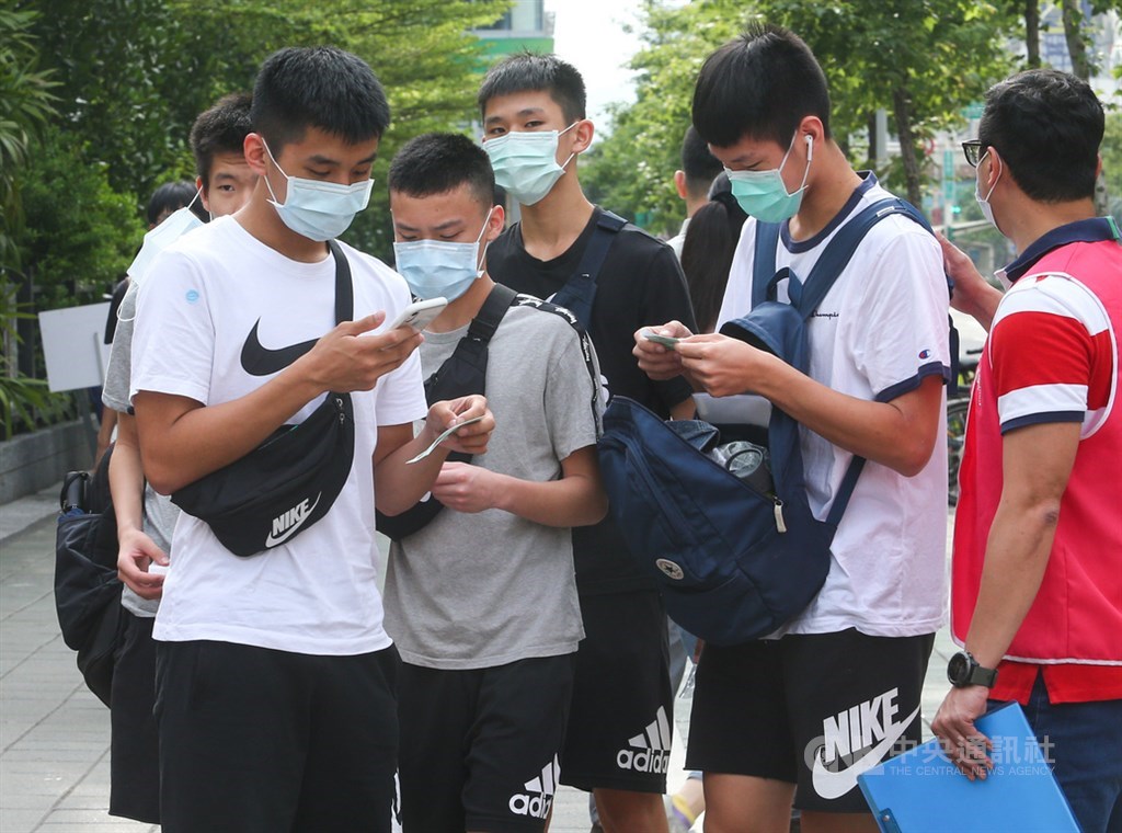 國中教育會考16日登場,因應2019冠狀病毒疾病(COVID-19,俗稱武漢肺炎)疫情,考生須全程戴口罩。中央社記者謝佳璋攝 109年5月16日