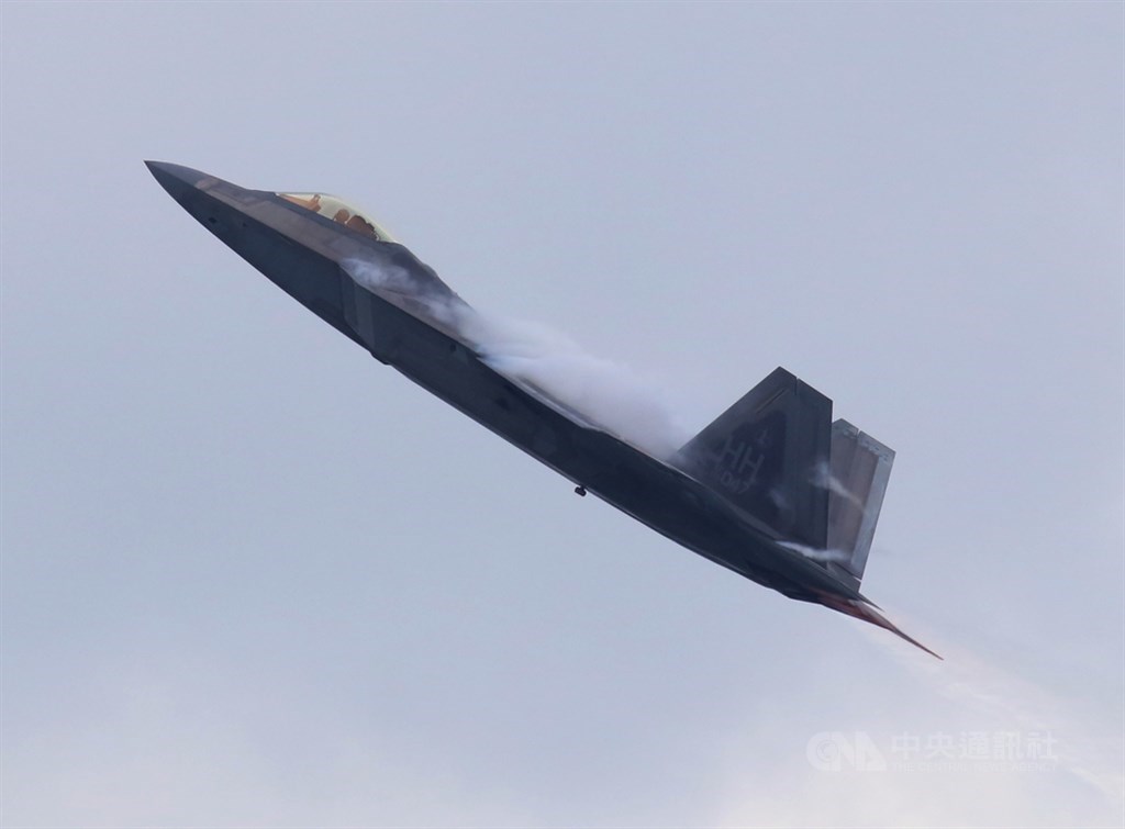 美國空軍一架F-22匿蹤戰鬥機15日在「例行飛行訓練」中墜毀於佛羅里達州。圖為在新加坡航空展表演的美國F-22戰機。 中央社記者黃自強新加坡攝 109年2月12日