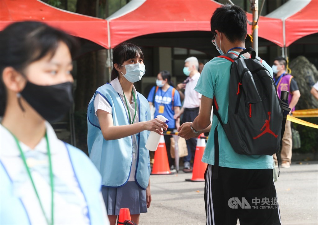 國中教育會考16日登場,因應2019冠狀病毒疾病(COVID-19,俗稱武漢肺炎)疫情,考生進入考場須全面配戴口罩,用酒精消毒雙手。中央社記者謝佳璋攝 109年5月16日