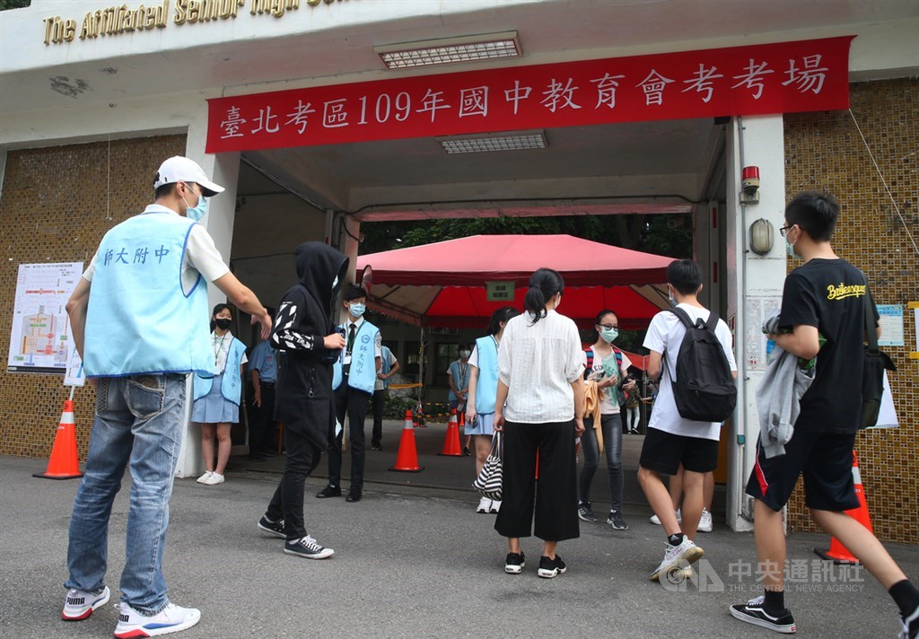 國中教育會考16日舉行,因應2019冠狀病毒疾病(COVID-19,俗稱武漢肺炎)疫情,考場實施高規格防疫,考生在工作人員引導下進入考場。中央社記者謝佳璋攝 109年5月16日
