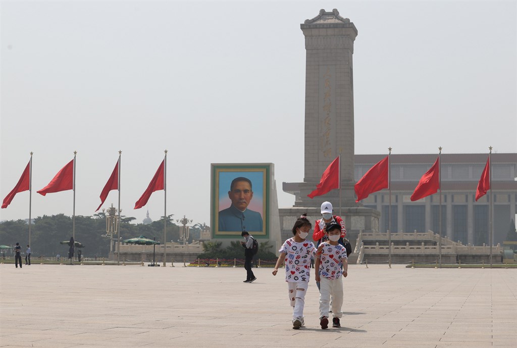 美國媒體取得中國人民解放軍國防科技大學外流的新資料,內容顯示中國的武漢肺炎病例可能多達64萬例。圖為「五一」長假期間,天安門廣場按慣例陳列孫中山先生的大型肖像畫作。(中新社提供)
