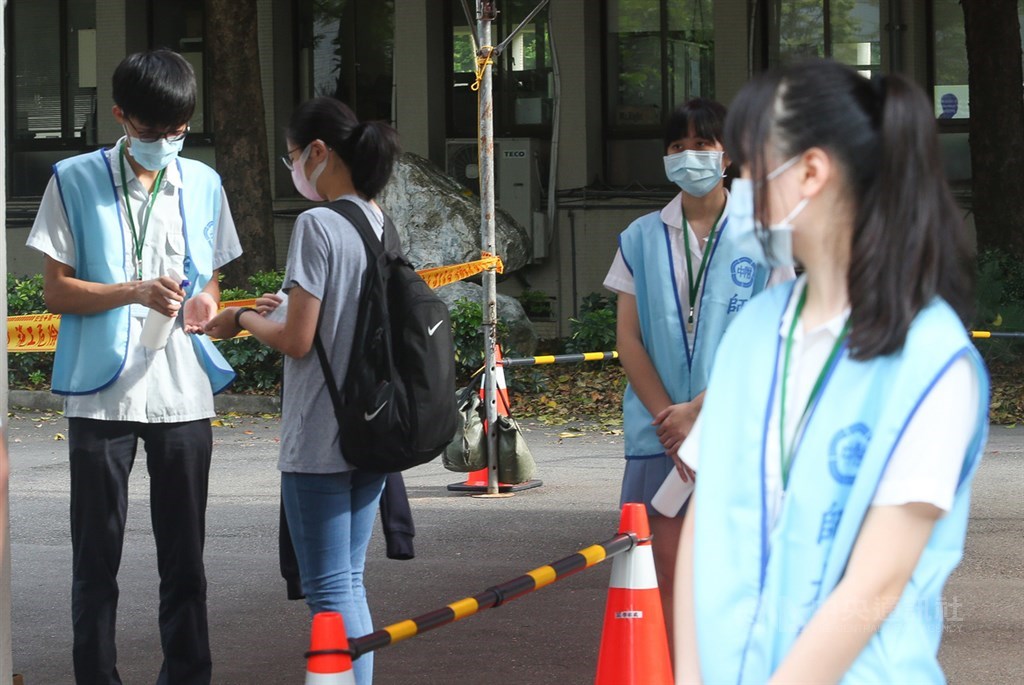 國中教育會考16日登場,因應2019冠狀病毒疾病(COVID-19,俗稱武漢肺炎)疫情,考生須全程戴口罩,進考場前須用酒精消毒雙手。中央社記者謝佳璋攝 109年5月16日