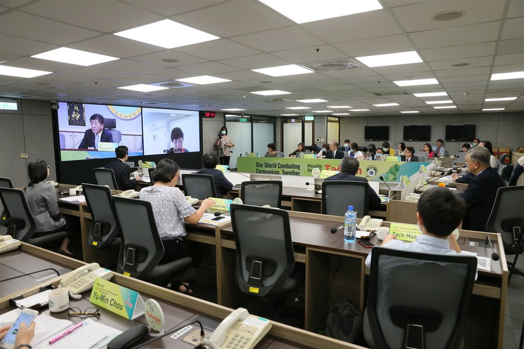 台灣15日晚間與13國召開跨國視訊會議交流武漢肺炎防疫經驗,多國都展現合作意願。(衛福部提供)中央社記者張茗喧傳真 109年5月15日