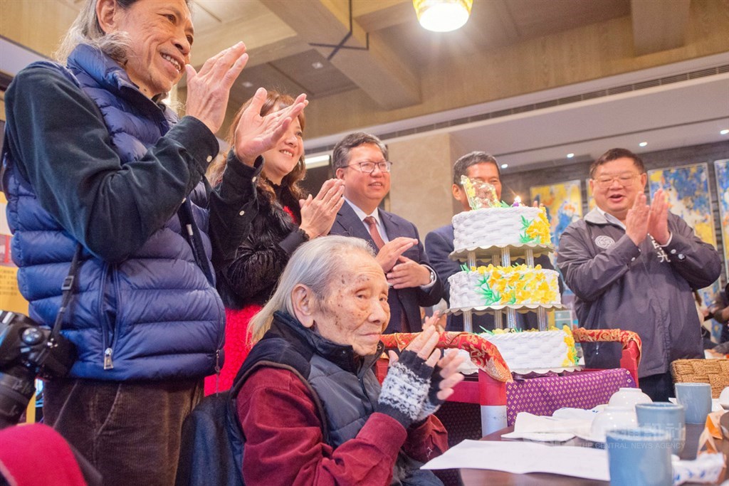 客家文學家鍾肇政(前右)1月出席96歲生日壽宴,桃園市長鄭文燦(後右3)等人祝壽。(中央社檔案照片)