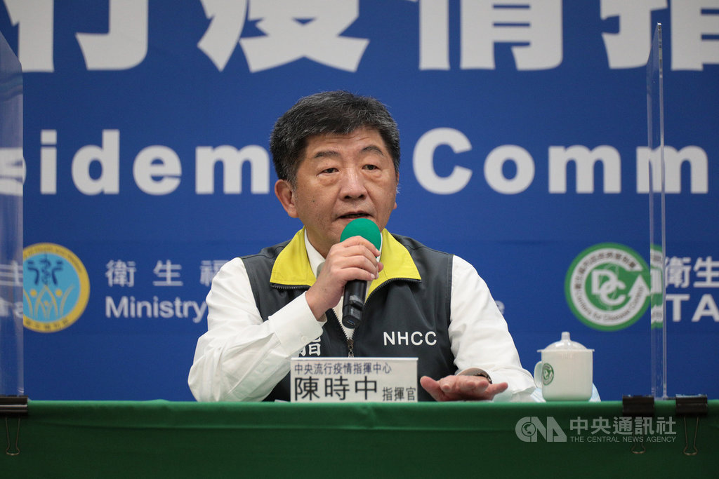 交通部提交通觀光防疫鬆綁3階段,其中盼在8月起的第2階段,就可取消強制戴口罩及量體溫等。不過中央流行疫情指揮中心指揮官陳時中16日表示,除非有相關性的突破進展,希望個人防護不要這麼快解禁比較好。(中央流行疫情指揮中心提供)中央社 109年5月16日