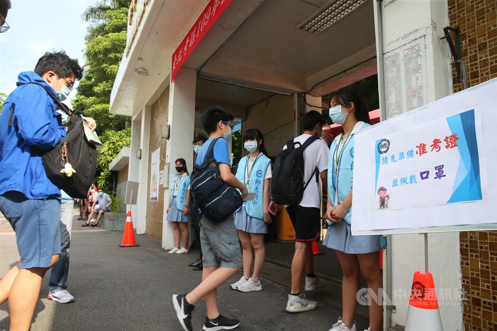 國中教育會考16日登場,21萬名考生上陣應試,因應2019冠狀病毒疾病(COVID-19,俗稱武漢肺炎)疫情,考生進入考場須全程戴口罩。中央社記者謝佳璋攝 109年5月16日