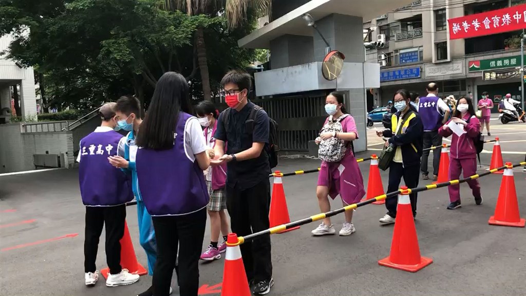 109年國中教育會考16日舉行,21萬名考生上陣,受疫情影響,考生進入考場須測量體溫,發燒考生將被安排到備用試場。(教育部提供)中央社記者陳至中台北傳真 109年5月16日