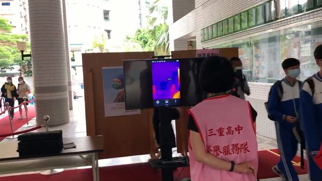 109年國中教育會考16日舉行,因應2019冠狀病毒疾病(COVID-19,俗稱武漢肺炎)疫情,考場啟用紅外線熱顯像儀等設備,加速人員測量體溫。(教育部提供)中央社記者陳至中台北傳真 109年5月16日