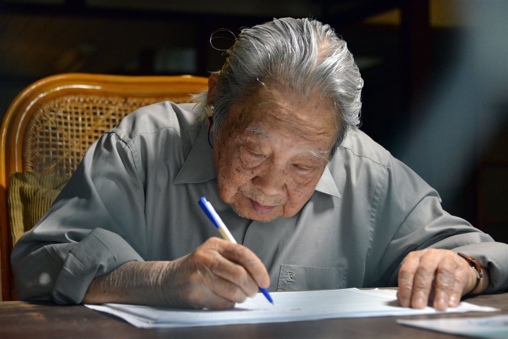 客家文學家鍾肇政16日晚間過世,享耆壽96歲。(圖取自鍾肇政臉書facebook.com)