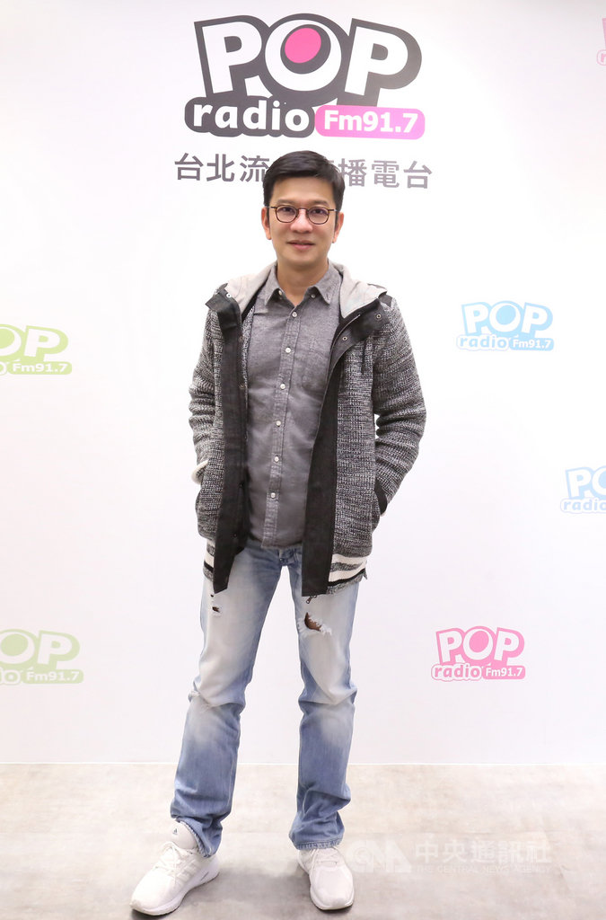 金曲製作人陳子鴻(圖)曾擔任歌手江蕙與張惠妹的專輯製作人,他在廣播節目「幕前幕後偷偷看」中分享與兩人的合作經驗。(POP Radio提供)中央社記者王心妤傳真 109年5月16日