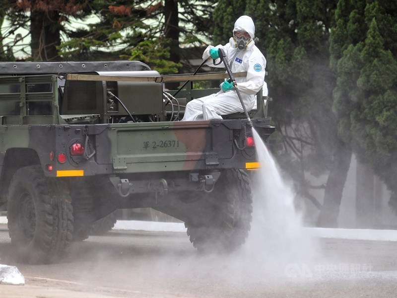 國軍化學兵搭乘悍馬車進行防疫消毒作業。中央社記者王騰毅攝 109年2月27日