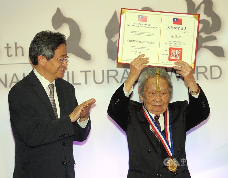客家文學家鍾肇政(右)2016年3月獲第35屆行政院文化獎,時任行政院長張善政(左)親自頒發,鍾肇政高興地把獎狀舉在頭上。(中央社檔案照片)