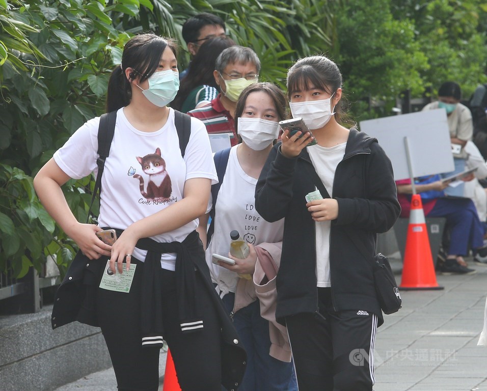 國中教育會考16日登場,因應2019冠狀病毒疾病(COVID-19,俗稱武漢肺炎)疫情,考生須全程戴口罩,進考場前須量體溫,考生若發燒將安排到備用試場。中央社記者謝佳璋攝 109年5月16日