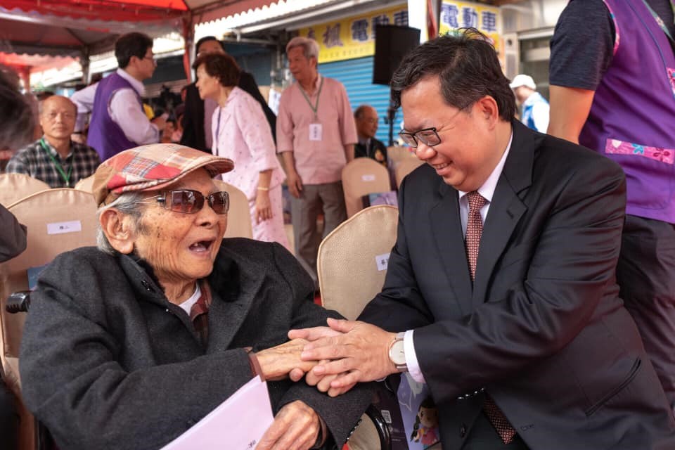 客家文學家鍾肇政(前左)16日晚間過世,桃園市長鄭文燦(前右)在臉書寫文哀悼表示,鍾老用細膩的文筆與人文關懷,刻劃台灣人在歷史洪流中的困境與掙扎,是台灣「大河小說」的先河。(圖取自facebook.com/chengwentsan)