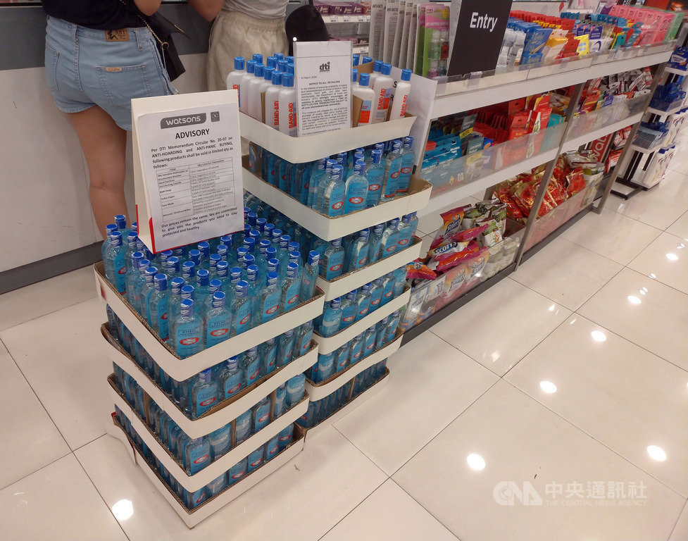 大馬尼拉地區酒精已可正常供貨,但為避免囤貨或恐慌搶購,限制每人每次只能購買兩瓶。中央社記者陳妍君馬尼拉攝 109年5月16日