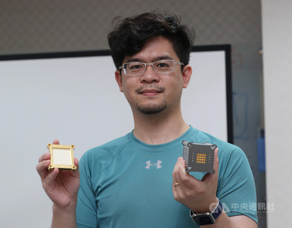 稜研科技創辦人張書維表示,稜研推出的毫米波射頻系統開發套件BBox,幫通訊晶片、天線、手機或物聯網裝置的業者加快開發5G毫米波裝置。中央社記者張皓安攝 109年5月16日