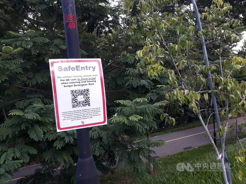 新加坡國家公園局在全島公園與公園連道,張貼超過500個訪客登記系統的QR Code告示,鼓勵進出公園掃描QR Code,圖為盛港地區公園的訪客登記系統告示。中央社記者黃自強新加坡攝 109年5月16日