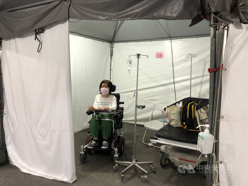 障礙者汪雪真日前採檢武漢肺炎且須住負壓隔離病房。從採檢到隔離,每一關卡都像是障礙賽,但有障礙的不是人,而是環境。(汪雪真提供)中央社記者陳偉婷傳真 109年5月17日