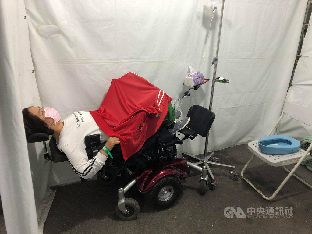障礙者汪雪真日前採檢武漢肺炎,在醫院外等待採檢的數小時中,找不到戶外無障礙廁所,只能在半開放的隔離帳棚以外套遮身狼狽如廁。(汪雪真提供)中央社記者陳偉婷傳真 109年5月17日