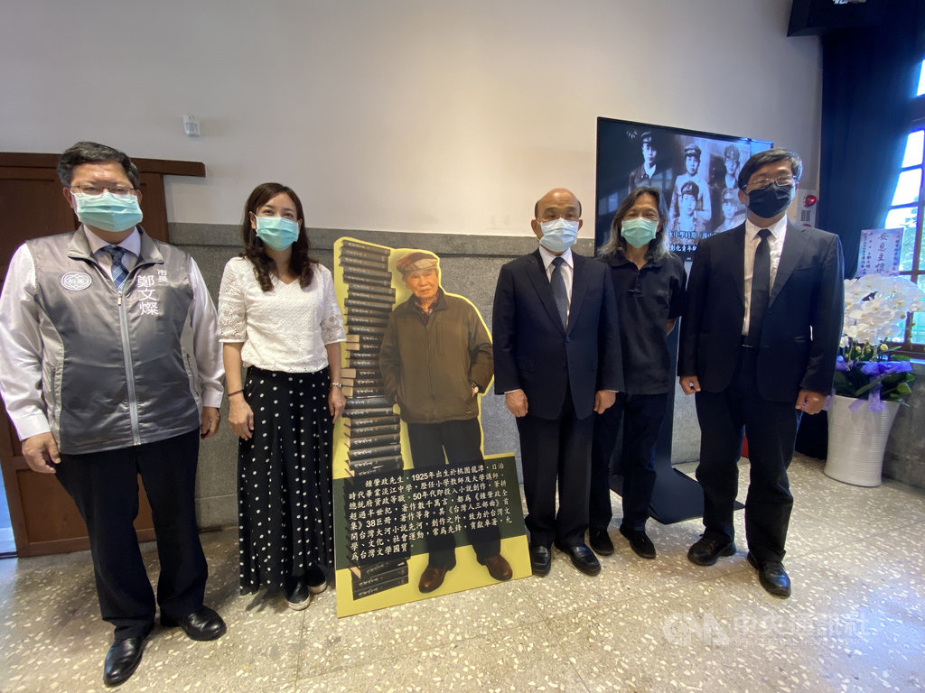 「台灣文學之母」鍾肇政16日辭世,桃園市長鄭文燦(左)17日陪同行政院長蘇貞昌(右3)前往弔唁,鄭文燦表示,將協助家屬於龍潭國小辦理追思會。中央社記者邱俊欽桃園攝 109年5月17日