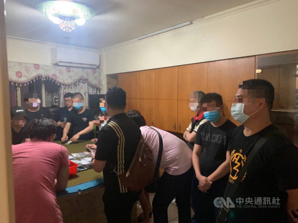 為有效壓制幫派囂張氣焰,台北市警察局萬華分局近日除查緝肅清外,也鎖定幫派主要資金來源的職業賭場加以掃蕩,16、17日在轄內破獲兩處天九牌職業賭場,共逮44人送辦。(台北市警察局萬華分局提供)中央社記者黃麗芸傳真 109年5月17日