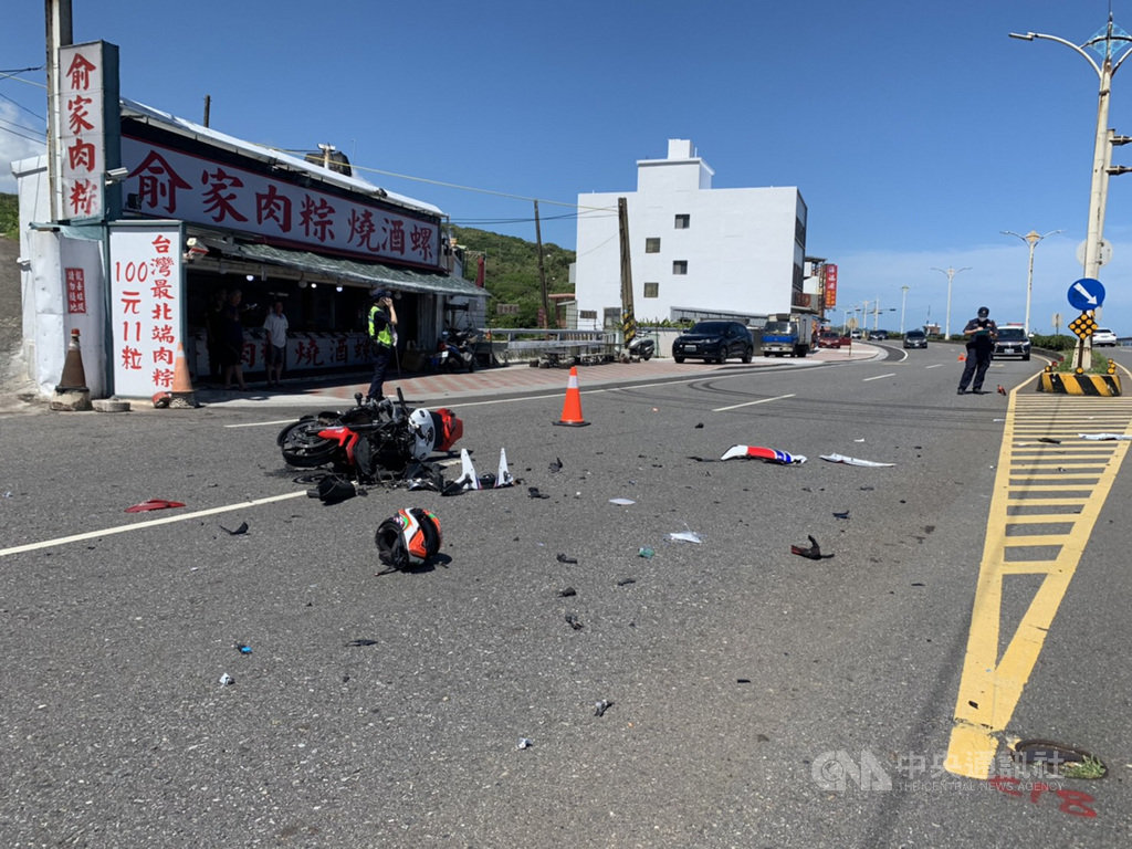 新北市石門區「俞家肉粽」負責人俞姓男子17日上午駕駛小貨車送完貨後欲返家,疑跨越車道左轉與重型機車相撞,現場碎片散落四處,騎士黃姓男子送醫不治。(讀者提供)中央社記者王朝鈺傳真 109年5月17日