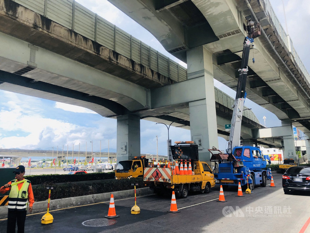 有民眾日前開車行經新北大道、思源路口時遭台1線高架道路的落石砸中,新北市政府已派員清除鋼構間碎石,並將會加裝防護網,以保障人車安全。(工務局提供)中央社記者王鴻國傳真 109年5月17日