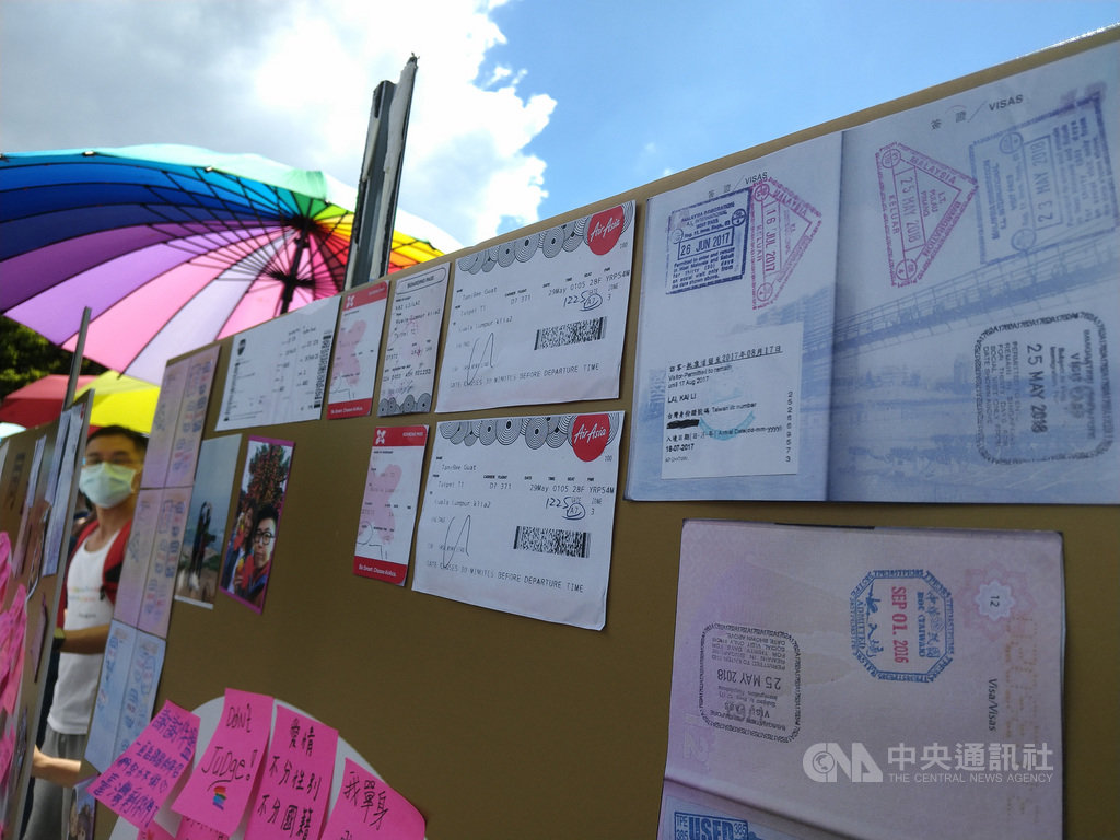 台灣伴侶權益推動聯盟與跨國同婚平權聯盟17日舉行「517凱道行動」記者會,在凱達格蘭大道設置「跨國同婚連儂牆」,並在牆上貼著機票、照片和信件等,盼政府早日完成跨國同婚配套。中央社記者張雄風攝 109年5月17日