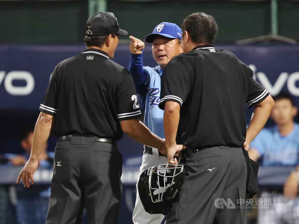 中職富邦悍將隊17日本季首度擊敗樂天桃猿隊,悍將隊總教練洪一中坦言鬆一口氣,但對於5局高飛必死球判決,直言要裁判用點心、不要自亂陣腳。圖為洪一中(中)上場抗議。中央社記者張新偉攝 109年5月17日