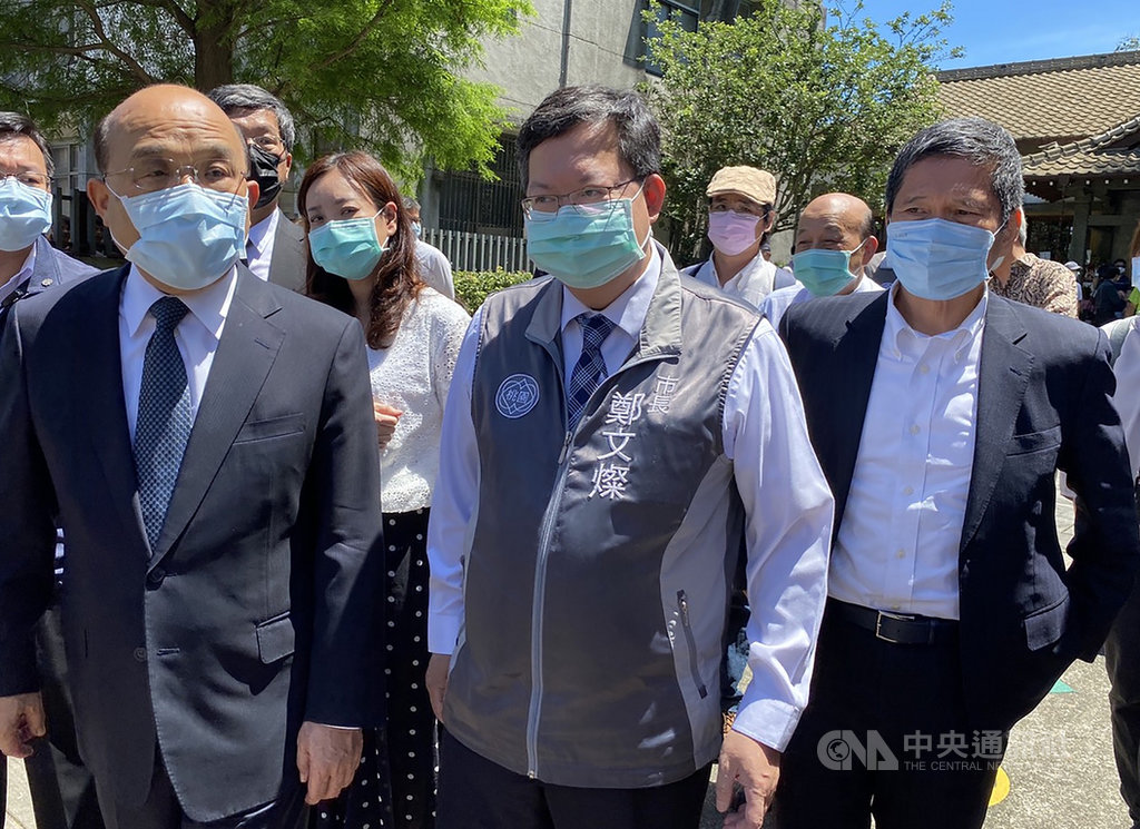 「台灣文學之母」鍾肇政16日辭世,享耆壽96歲。行政院長蘇貞昌(前左起)、桃園市長鄭文燦、客委會主委李永得等人17日前往桃園市龍潭區弔唁。中央社記者邱俊欽桃園攝 109年5月17日