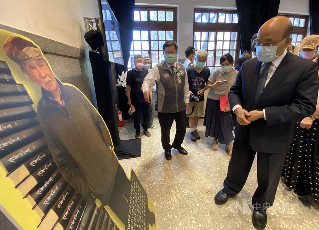 行政院長蘇貞昌(右)17日弔唁「台灣文學之母」鍾肇政,蘇貞昌說,鍾肇政雖然離開,但他的精神常在,對於對台灣有貢獻的偉大人物,國家一定要讓他的事蹟讓大家知道,讓他的精神長存。中央社記者邱俊欽桃園攝 109年5月17日