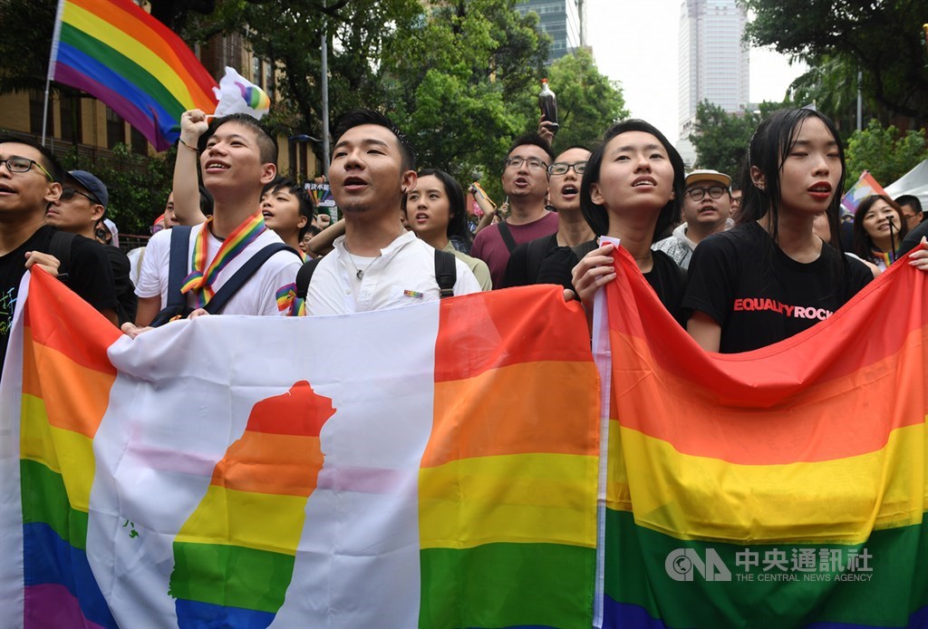 2019年台灣成為亞洲首個同性婚姻法制化國家的瞬間,立法院外挺同團體齊聲歡呼「婚姻平權、亞洲第一」,現場民眾都難掩開心神色。(中央社檔案照片)