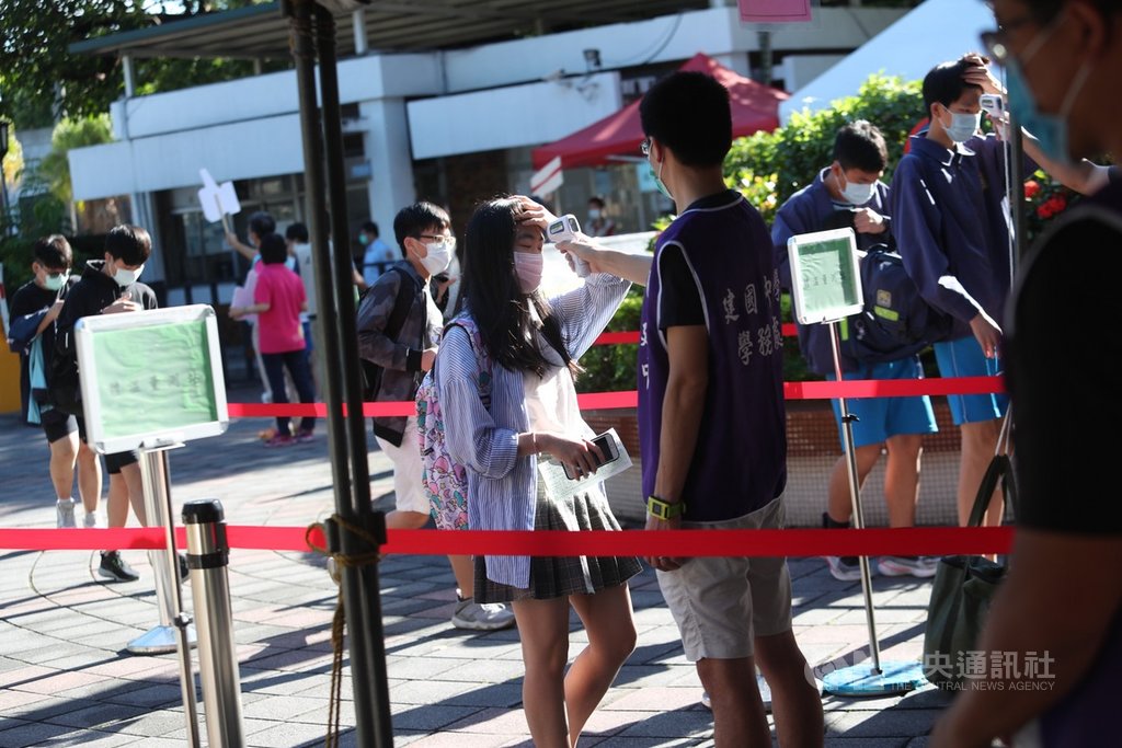 109年國中會考在2019冠狀病毒疾病(COVID-19,俗稱武漢肺炎)疫情中登場,祭出多項防疫措施,17日考生在考場入口量測體溫。中央社記者吳家昇攝 109年5月17日