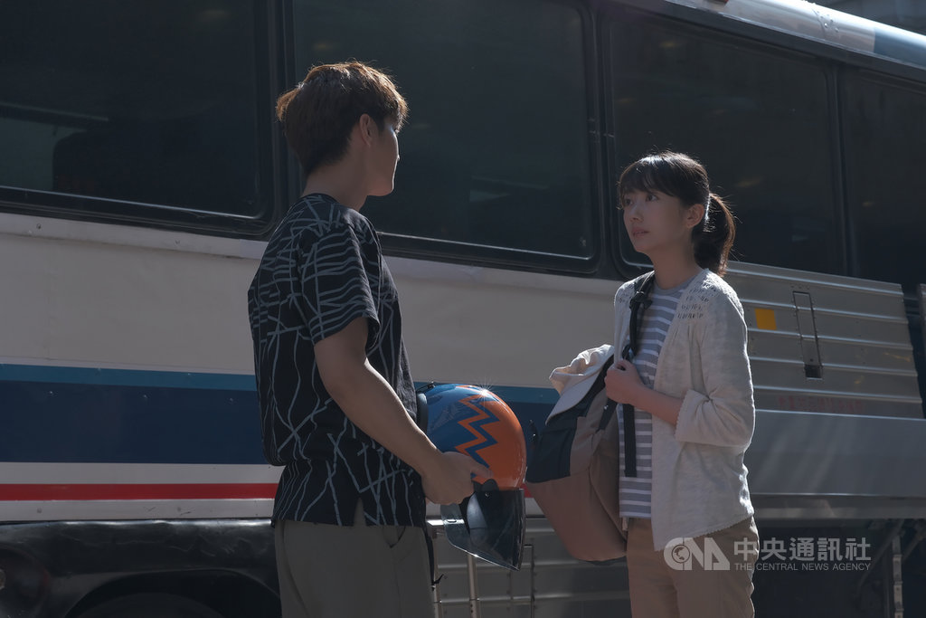 台日合作影集「路~台灣Express~」首播反應熱烈,由炎亞綸(左)與日本演員波瑠(右)主演,兩人在台灣邂逅,炎亞綸擔任稱職地陪,騎車載波瑠逛遍台北。(friDay影音提供)中央社記者葉冠吟傳真 109年5月17日