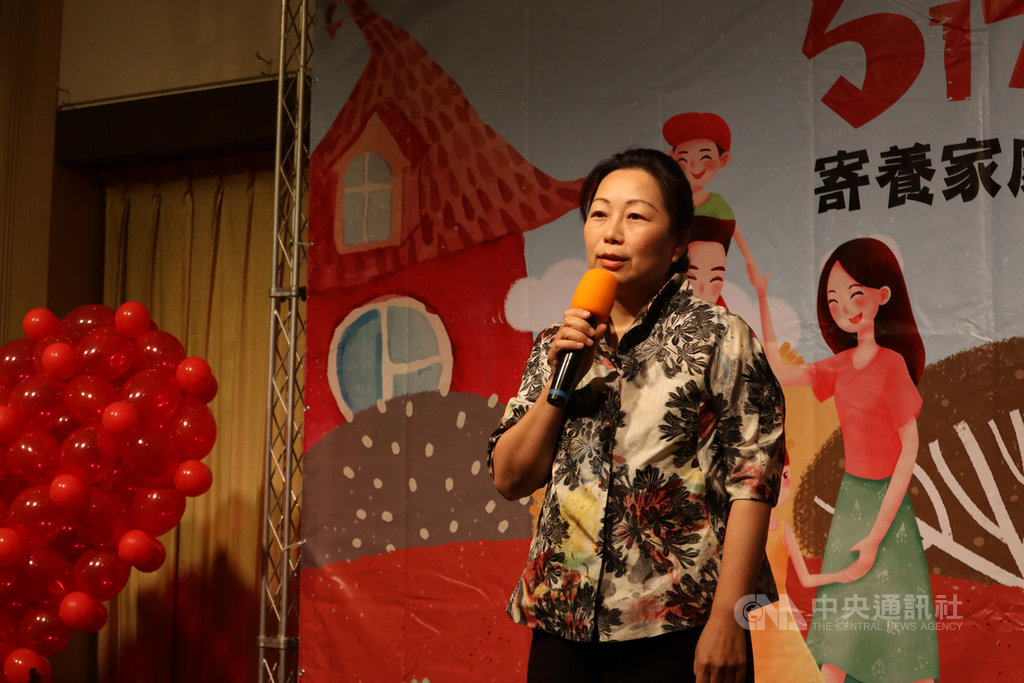 花蓮縣長徐榛蔚17日出席家扶中心活動,她致詞感謝寄養家庭時,突然提及礦石開採特別稅,並向縣議會喊話,強調「府會要合作」,否則延宕一個月將少收新台幣8000萬元的稅收,擔憂財政力屬第5級的花蓮將無以為繼。中央社記者李先鳳攝 109年5月17日