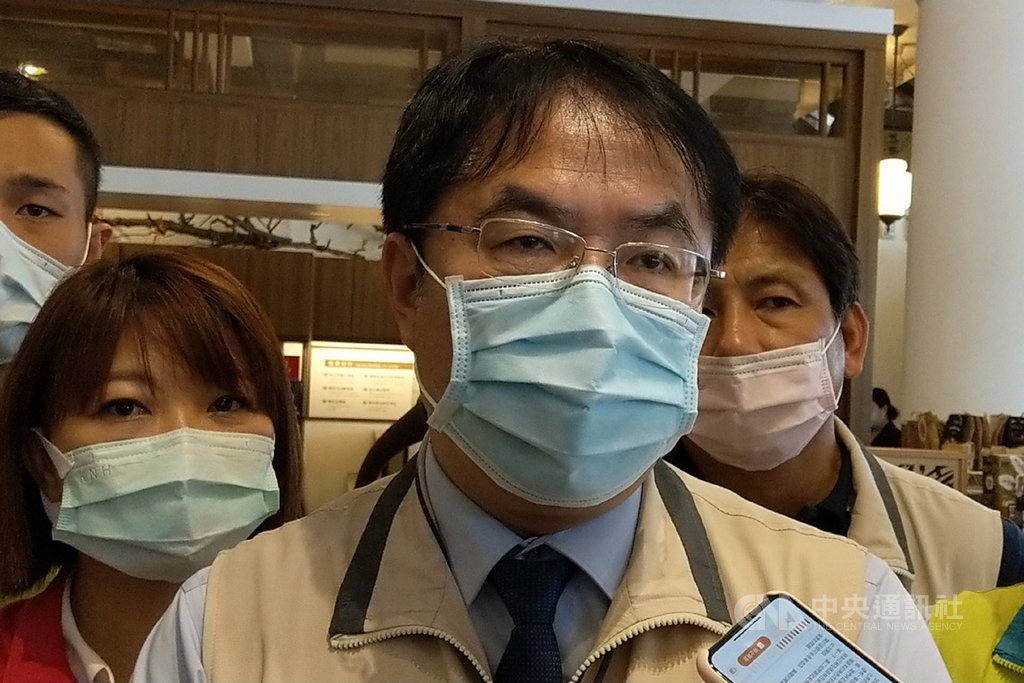台南市率六都之先,核准一家舞廳復業。台南市長黃偉哲(前)17日受訪時表示,台南市遵照中央流行疫情指揮中心指導建立標準作業程序,讓符合程序的合法業者復業。中央社記者楊思瑞攝 109年5月17日