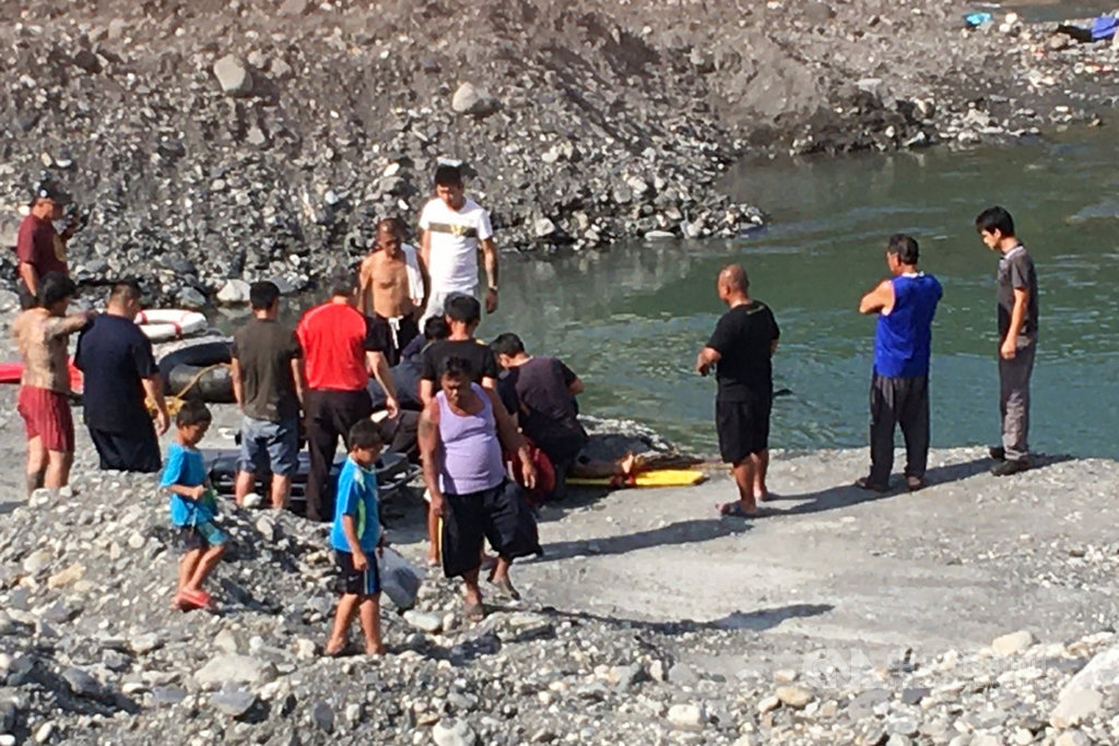 屏東縣三地門大橋下17日下午發生5名孩童溺水案件,其中4名女童意識清楚,1名男童被救起時沒有生命跡象,已送醫急救。(屏東消防局提供)中央社 109年5月17日