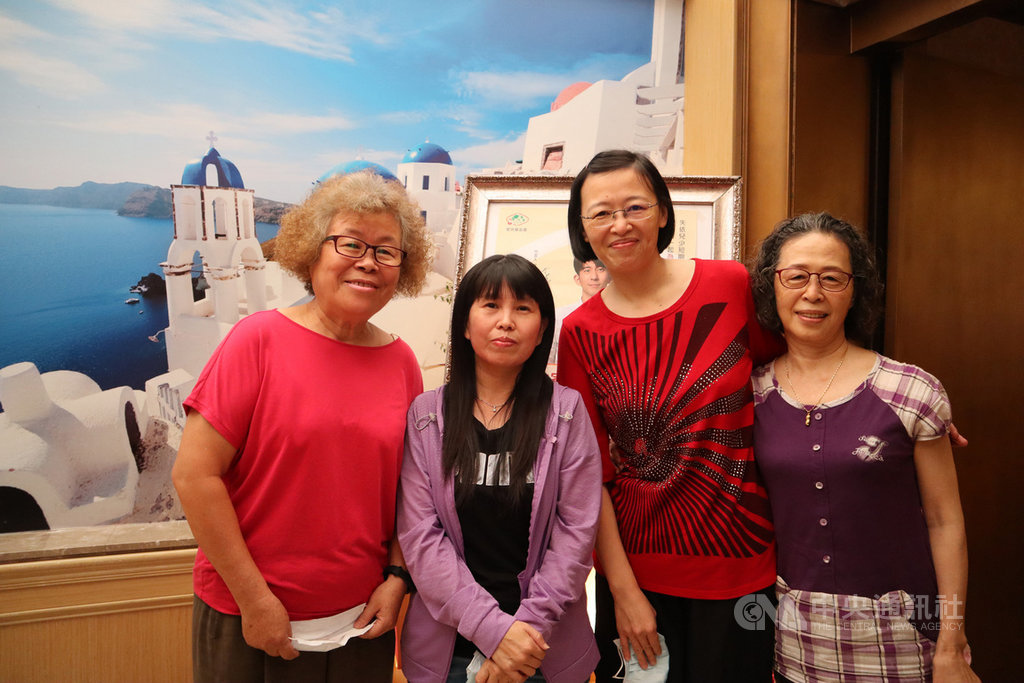 花蓮家扶中心17日舉辦「517我們一起為愛接力」招募記者會,邀請寄養家庭分享心路歷程,其中陳秀琴(右1)照顧寄養兒童17年,女兒邱瓊慧(右2)也加入寄養家庭行列。中央社記者李先鳳攝 109年5月17日