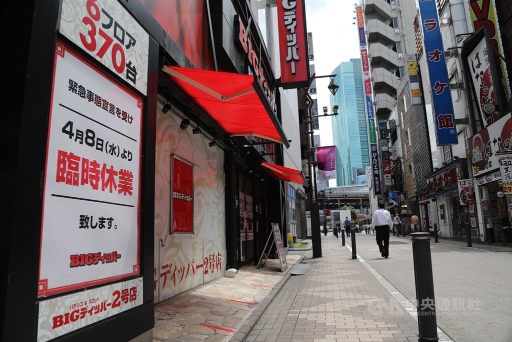 因應武漢肺炎疫情,東京都政府認為保護市民性命很重要,但也要兼顧經濟活動。15日公布放寬歇業籲請的標準,包括「單日新增確診者病例在20起以下」的具體指標。中央社記者楊明珠東京攝 109年5月16日