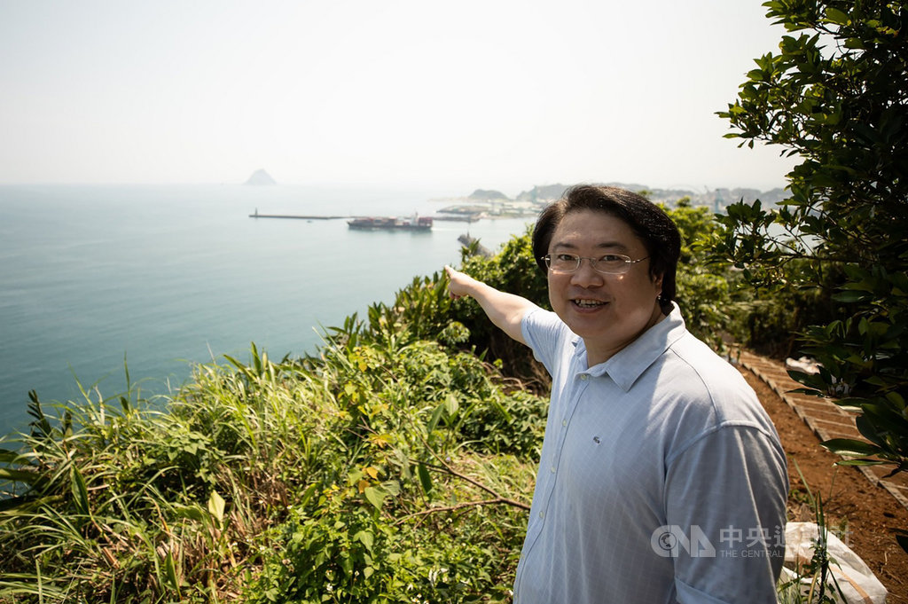 基隆市「白米甕、球仔山、仙洞巖、佛手洞步道及周邊環境整修工程(第一期)」工程現正展開,市長林右昌(圖)前往視察,途中可遠眺基隆嶼,欣賞海天一色無敵海景。(基隆市府提供)中央社記者王朝鈺傳真 109年5月17日
