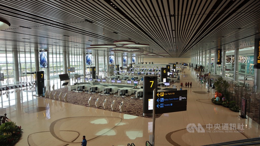 2019冠狀病毒疾病疫情延燒,各國航空旅遊業受邊境管制影響遭重創,新加坡樟宜機場第四航廈決定從16日起暫停營運,圖為空蕩蕩的第四航廈。中央社記者黃自強新加坡攝 109年5月12日
