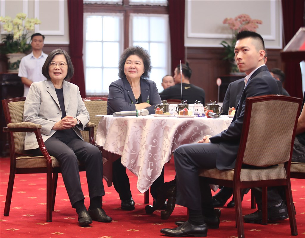 陳菊(中)深獲蔡總統信任,兩人關係如姊妹。圖為蔡英文總統接見富邦勇士籃球隊。(中央社檔案照片)